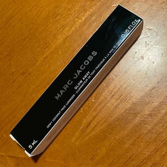 Marc Jacobs Glow Away Dewy Coconut Face Luminizer - Picture 3 of 14